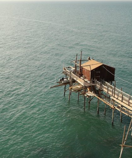 Un ponton en bois au-dessus de l'eau