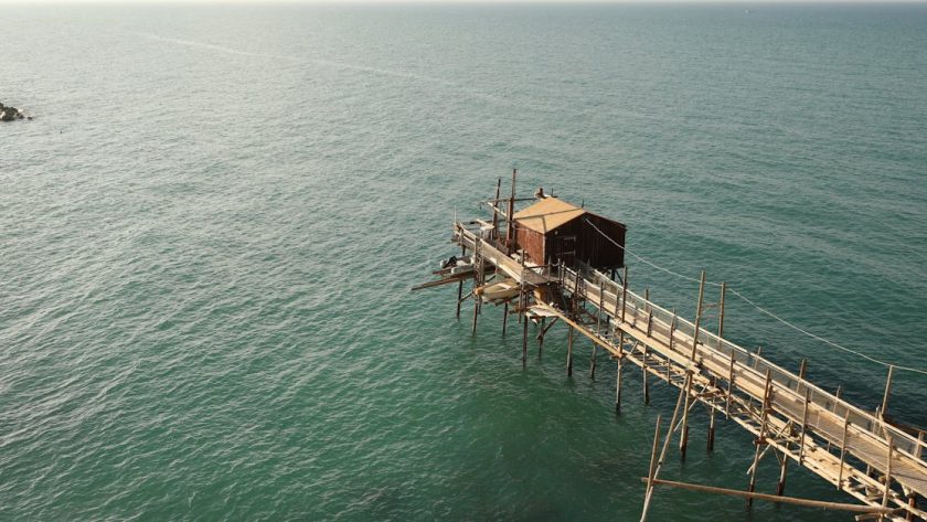 Un ponton en bois au-dessus de l'eau