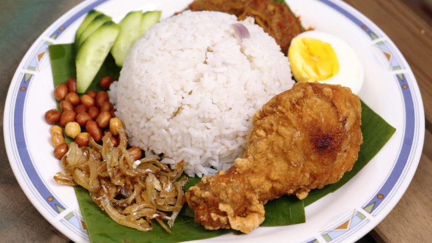 découvrez le nasi lemak, un plat malaisien emblématique à base de riz cuit dans du lait de coco, servi avec des accompagnements savoureux comme des anchois frits, des cacahuètes, des œufs durs et sambal. un voyage culinaire qui éveille vos sens !