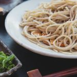 découvrez l'univers savoureux des nouilles japonaises, une délicieuse spécialité qui allie tradition et saveurs authentiques. apprenez à préparer des ramen, soba et udon, et explorez des recettes uniques et des astuces de cuisson pour un voyage culinaire au cœur du japon.