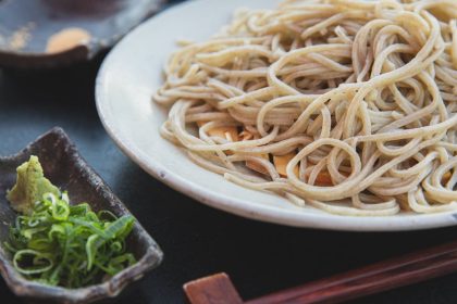 découvrez l'univers savoureux des nouilles japonaises, une délicieuse spécialité qui allie tradition et saveurs authentiques. apprenez à préparer des ramen, soba et udon, et explorez des recettes uniques et des astuces de cuisson pour un voyage culinaire au cœur du japon.