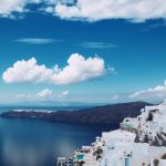 découvrez santorin, une des plus belles îles des cyclades, célèbre pour ses paysages à couper le souffle, ses maisons blanchies à la chaux, ses couchers de soleil éblouissants et ses plages uniques. partez à l'aventure entre histoire, gastronomie et traditions locales dans ce véritable paradis méditerranéen.