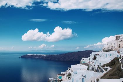 découvrez santorin, une des plus belles îles des cyclades, célèbre pour ses paysages à couper le souffle, ses maisons blanchies à la chaux, ses couchers de soleil éblouissants et ses plages uniques. partez à l'aventure entre histoire, gastronomie et traditions locales dans ce véritable paradis méditerranéen.