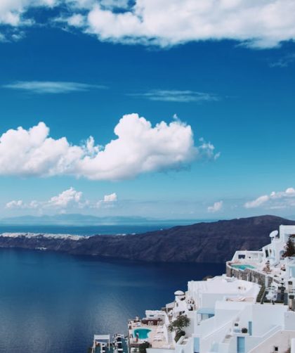 découvrez santorin, une des plus belles îles des cyclades, célèbre pour ses paysages à couper le souffle, ses maisons blanchies à la chaux, ses couchers de soleil éblouissants et ses plages uniques. partez à l'aventure entre histoire, gastronomie et traditions locales dans ce véritable paradis méditerranéen.