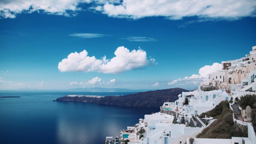 découvrez santorin, une des plus belles îles des cyclades, célèbre pour ses paysages à couper le souffle, ses maisons blanchies à la chaux, ses couchers de soleil éblouissants et ses plages uniques. partez à l'aventure entre histoire, gastronomie et traditions locales dans ce véritable paradis méditerranéen.