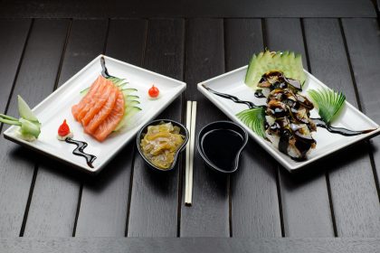 Assortiment de sushi avec sashimi et maki