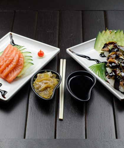 Assortiment de sushi avec sashimi et maki