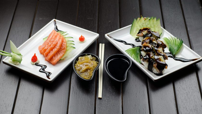 Assortiment de sushi avec sashimi et maki