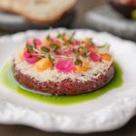 Une assiette avec un plat élégant