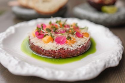 Une assiette avec un plat élégant
