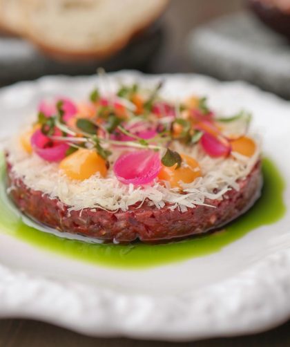 Une assiette avec un plat élégant