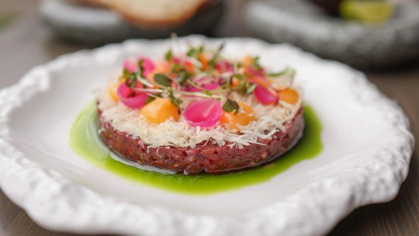 Une assiette avec un plat élégant