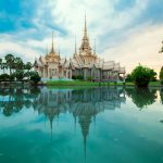 Un temple majestueux au bord de l'eau