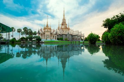 Un temple majestueux au bord de l'eau
