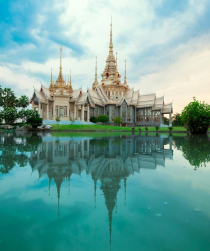 Un temple majestueux au bord de l'eau