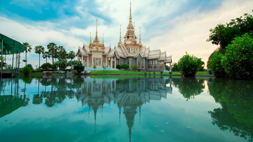 Un temple majestueux au bord de l'eau