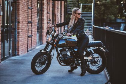 Femme en cuir sur une moto dans un environnement urbain