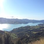 Paysage du lac avec collines verdoyantes