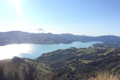 Paysage du lac avec collines verdoyantes