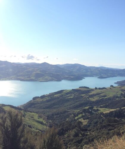 Paysage du lac avec collines verdoyantes