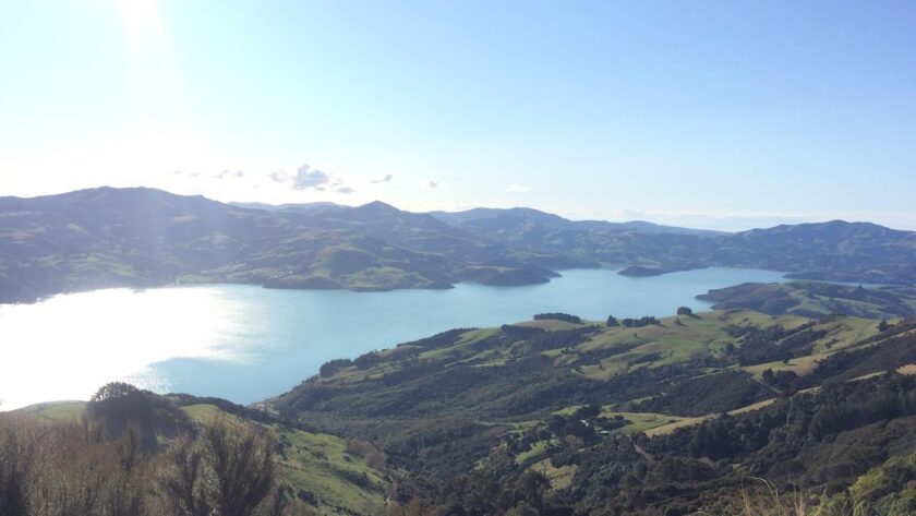 Paysage du lac avec collines verdoyantes