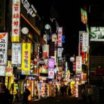 Rues illuminées avec des enseignes colorées