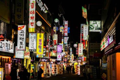 Rues illuminées avec des enseignes colorées