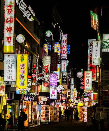 Rues illuminées avec des enseignes colorées