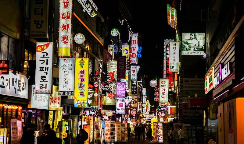 Rues illuminées avec des enseignes colorées
