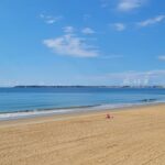 Plage avec ciel bleu et eau calme
