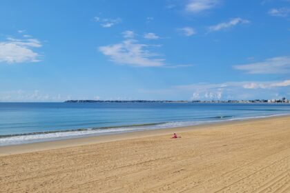 Plage avec ciel bleu et eau calme
