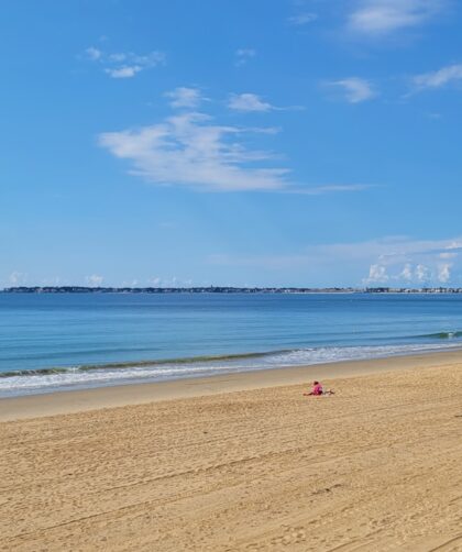 Plage avec ciel bleu et eau calme