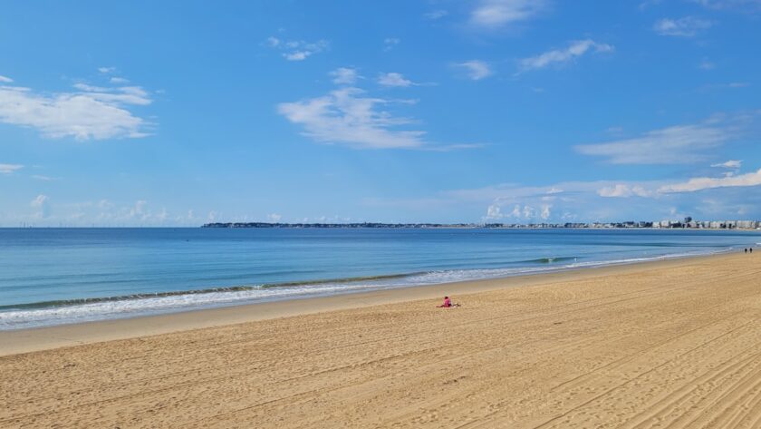 Plage avec ciel bleu et eau calme