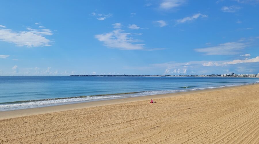 Plage avec ciel bleu et eau calme