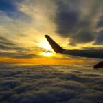 Aile d'avion avec coucher de soleil