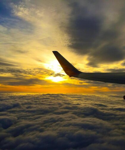 Aile d'avion avec coucher de soleil