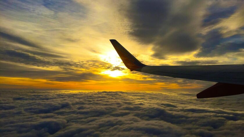 Aile d'avion avec coucher de soleil