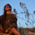 Femme portant des lunettes de soleil