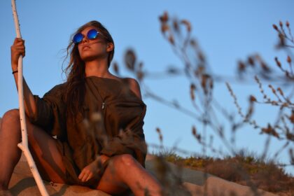 Femme portant des lunettes de soleil
