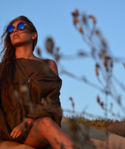 Femme portant des lunettes de soleil
