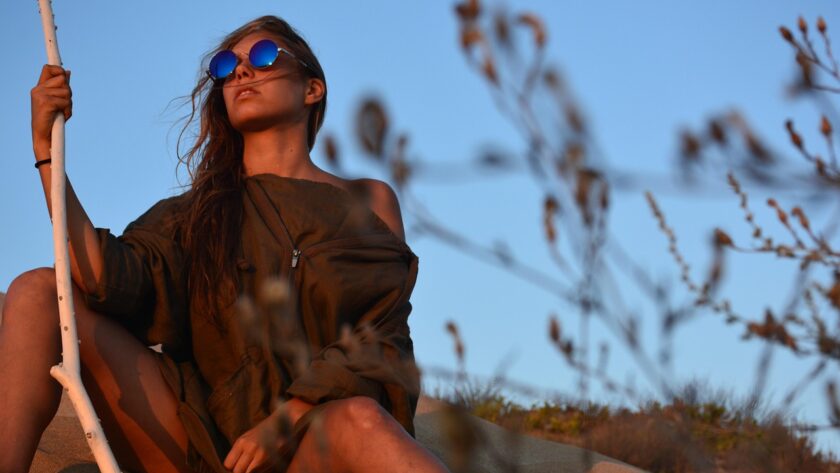 Femme portant des lunettes de soleil