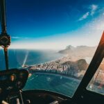 Cockpit d'un hélicoptère avec vue sur la mer