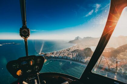 Cockpit d'un hélicoptère avec vue sur la mer