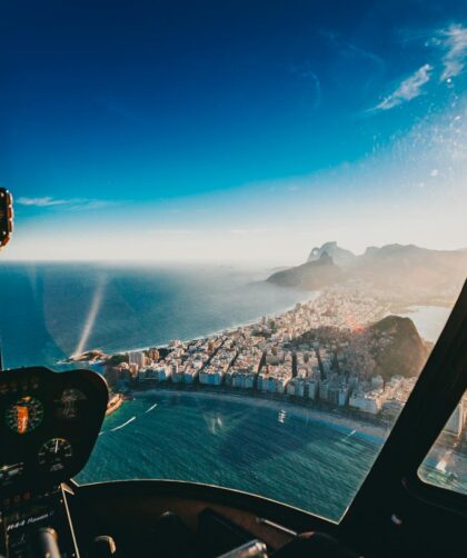 Cockpit d'un hélicoptère avec vue sur la mer