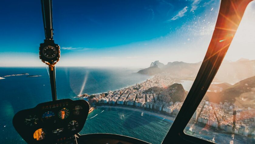 Cockpit d'un hélicoptère avec vue sur la mer