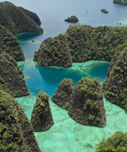 découvrez raja ampat, un véritable paradis terrestre en indonésie, célèbre pour ses paysages époustouflants, sa biodiversité marine incroyable et ses plages de sable blanc. plongez dans un monde aquatique coloré et explorez des îles préservées, idéal pour les amoureux de la nature et les aventuriers.