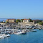 Vue d'un port avec des yachts et des bâtiments