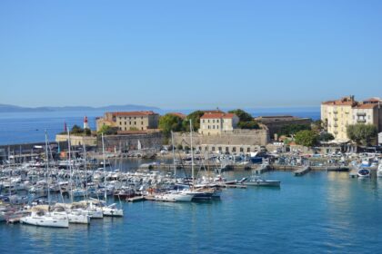Vue d'un port avec des yachts et des bâtiments