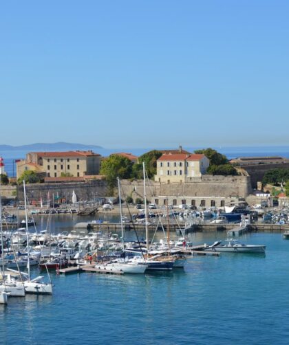 Vue d'un port avec des yachts et des bâtiments