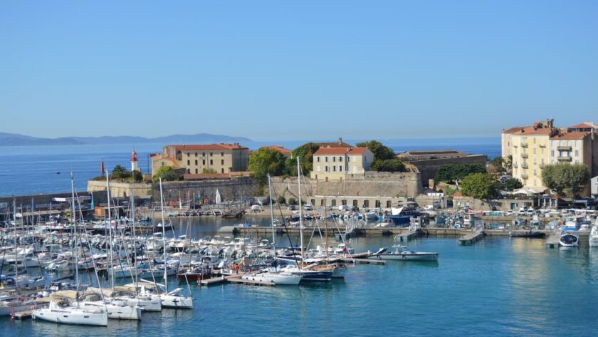 Vue d'un port avec des yachts et des bâtiments